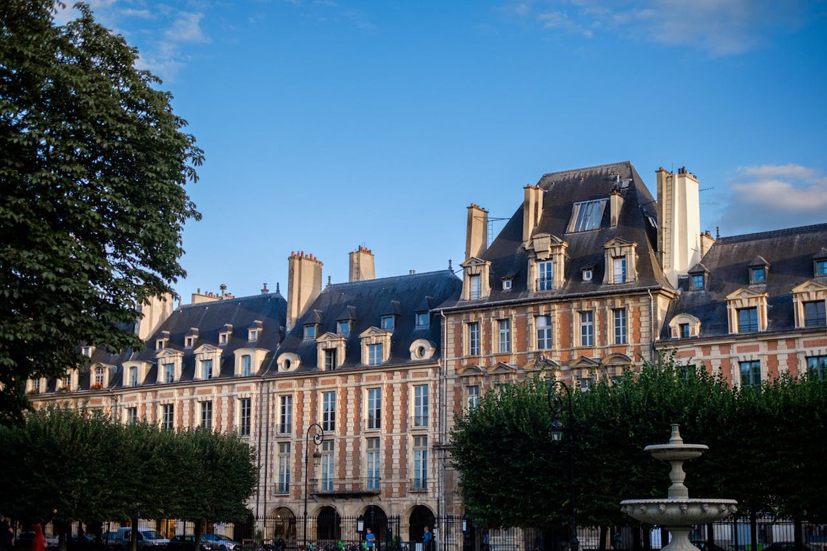 VIParis's tweet image. Sunny Place des Vosges...#Paris #Travel #Architecture #Saturday #France #Parisjetaime 📸 Svitlana Shakalova 💖💞