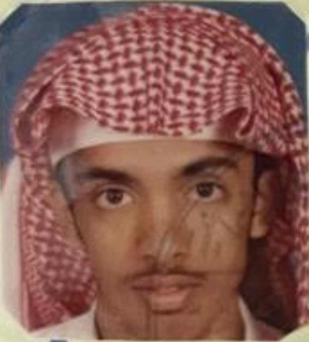 aaalkhamis's tweet image. أرسل أخي طارق-حفظه الله-صورة لي قديمة؛فكتبتُ:

أيُّهذا الفتى سلامٌ سلامُ
كيف بالله كانت الأحلامُ؟!

كيف كانت بك المُنى غادياتٍ
رائحاتٍ تُطوى بها الأيامُ؟!

كنتَ بل كنتُ حينها ذا فؤادٍ
لم تقّيده في الهوى أوهامُ!

كنتُ حُرَّ الخُطا وَلُوعاً بصيد الـ 
برِّ أغدو والساجعاتُ نِيامُ!
