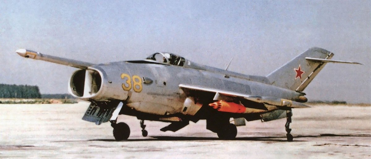 Nv1255's tweet image. 27 июля 1964 года выполнил первый полет "по самолетному" экспериментальный самолет вертикального взлета и посадки Як-36 (борт №38), самолет пилотировал Мухин Валентин Григорьевич – лётчик-испытатель ОКБ А. С. Яковлева.