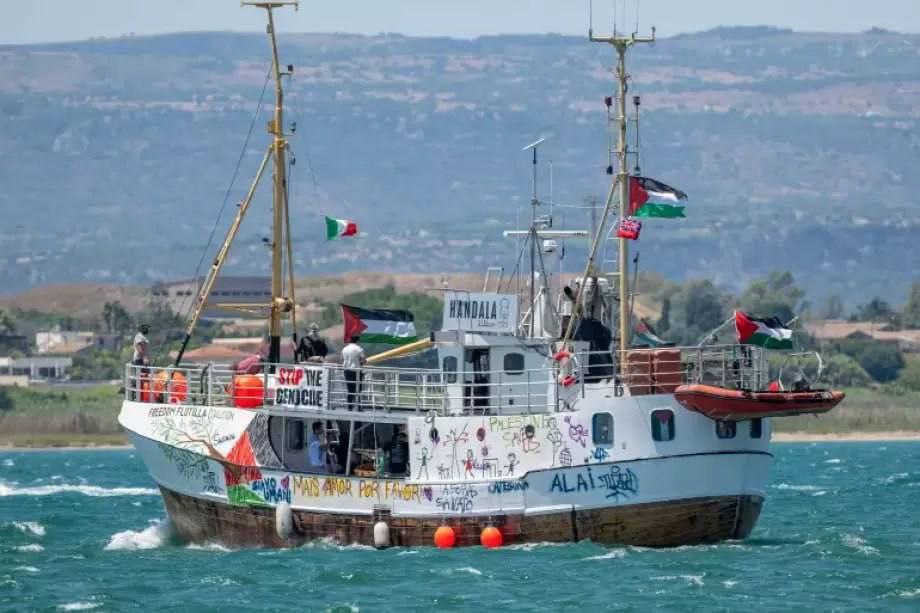 URGENTE: Miembro del comité directivo de "Flotilla de la Libertad", Huida Arraf, a Al Jazeera:

- El barco "Hanzala" está a cien millas náuticas de Gaza, y hemos recibido mensajes de que Israel detendrá el barco.

- Nuestros gobiernos están coludidos con "Israel" para asfixiar a