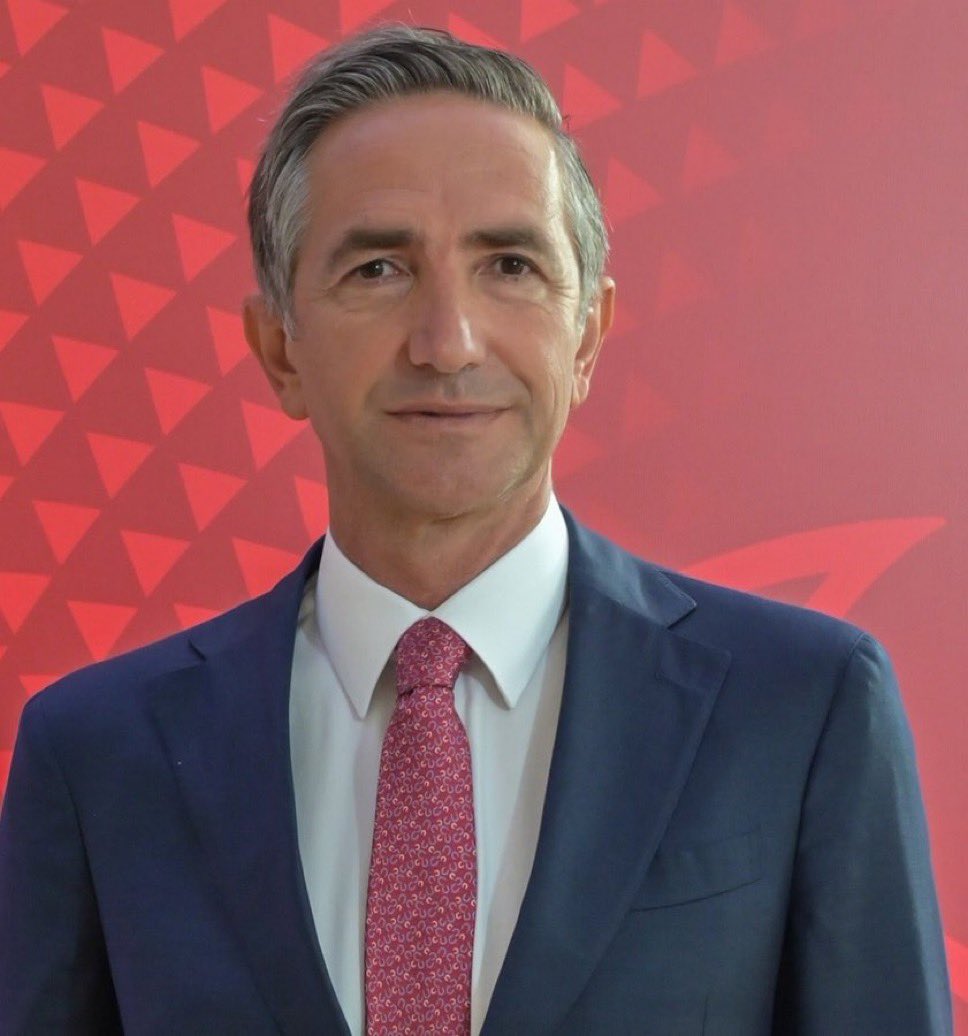 LSohretsizler's tweet image. Vodafone Türkiye CEO’su Engin Aksoy:
“Telefon faturalarının %45’i vergi.
1000 TL’lik faturanın sadece 550 TL’si bize kalıyor.
Avrupa Birliği ülkelerinde bu oran %5 seviyelerinde.”
💸 Vergi sistemi halkı eziyor.
🔍 Adalet, halkın faturasına da yansımalı