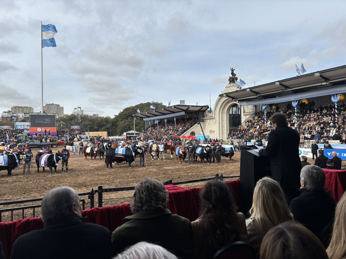 EmaStreetP's tweet image. Muy bien Milei en La Rural, muy bien achicando el cáncer de la Argentina. Si cumple con su palabra, será presidente al menos hasta 2031.