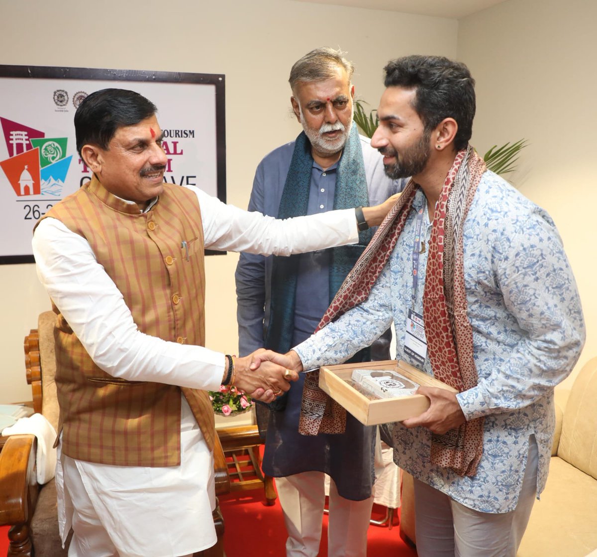 Chief Minister, MP (@cmmadhyapradesh) on Twitter photo рд░реАрд╡рд╛ рдореЗрдВ "рд░реАрдЬрдирд▓ рдЯреВрд░рд┐рдЬреНрдо рдХреЙрдиреНрдХреНрд▓реЗрд╡"
рдореБрдЦреНрдпрдордВрддреНрд░реА рдбреЙ. рдореЛрд╣рди рдпрд╛рджрд╡ рдиреЗ The MRS рдЧреНрд░реБрдк рдХреЗ рдореИрдиреЗрдЬрд┐рдВрдЧ рдбрд╛рдпрд░реЗрдХреНрдЯрд░ рд╢реНрд░реА рдорд╛рдирд╡реЗрдВрджреНрд░ рд╕рд┐рдВрд╣ рд╢реЗрдЦрд╛рд╡рдд рд╕реЗ рдкрд░реНрдпрдЯрди рдХреНрд╖реЗрддреНрд░ рдореЗрдВ рд╕рдВрднрд╛рд╡рд┐рдд рдирд┐рд╡реЗрд╢ рдХреЛ рд▓реЗрдХрд░ рд╡рди-рдЯреВ-рд╡рди рдЪрд░реНрдЪрд╛ рдХреАред
<a href="/DrMohanYadav51/">Dr Mohan Yadav</a> <a href="/minculturemp/">Culture Department, MP</a> <a href="/tourismdeptmp/">Department of Tourism, MP</a> <a href="/MPTourism/">Madhya Pradesh Tourism</a> #InvestInMP рд░реАрд╡рд╛ рдореЗрдВ "рд░реАрдЬрдирд▓ рдЯреВрд░рд┐рдЬреНрдо рдХреЙрдиреНрдХреНрд▓реЗрд╡"
рдореБрдЦреНрдпрдордВрддреНрд░реА рдбреЙ. рдореЛрд╣рди рдпрд╛рджрд╡ рдиреЗ The MRS рдЧреНрд░реБрдк рдХреЗ рдореИрдиреЗрдЬрд┐рдВрдЧ рдбрд╛рдпрд░реЗрдХреНрдЯрд░ рд╢реНрд░реА рдорд╛рдирд╡реЗрдВрджреНрд░ рд╕рд┐рдВрд╣ рд╢реЗрдЦрд╛рд╡рдд рд╕реЗ рдкрд░реНрдпрдЯрди рдХреНрд╖реЗрддреНрд░ рдореЗрдВ рд╕рдВрднрд╛рд╡рд┐рдд рдирд┐рд╡реЗрд╢ рдХреЛ рд▓реЗрдХрд░ рд╡рди-рдЯреВ-рд╡рди рдЪрд░реНрдЪрд╛ рдХреАред
<a href="/DrMohanYadav51/">Dr Mohan Yadav</a> <a href="/minculturemp/">Culture Department, MP</a> <a href="/tourismdeptmp/">Department of Tourism, MP</a> <a href="/MPTourism/">Madhya Pradesh Tourism</a> #InvestInMP