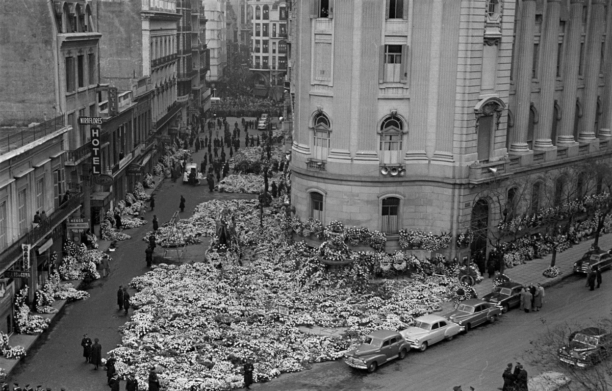 OldArg1810's tweet photo. Fotografías que ilustran los homenajes que se realizaron por el fallecimiento de Eva Duarte de Perón, en los días posteriores a su muerte, el 26 de julio de 1952, hasta el funeral que se organizo el 11 de agosto del mismo año. 1/5 https://t.co/HisKdHOYXl