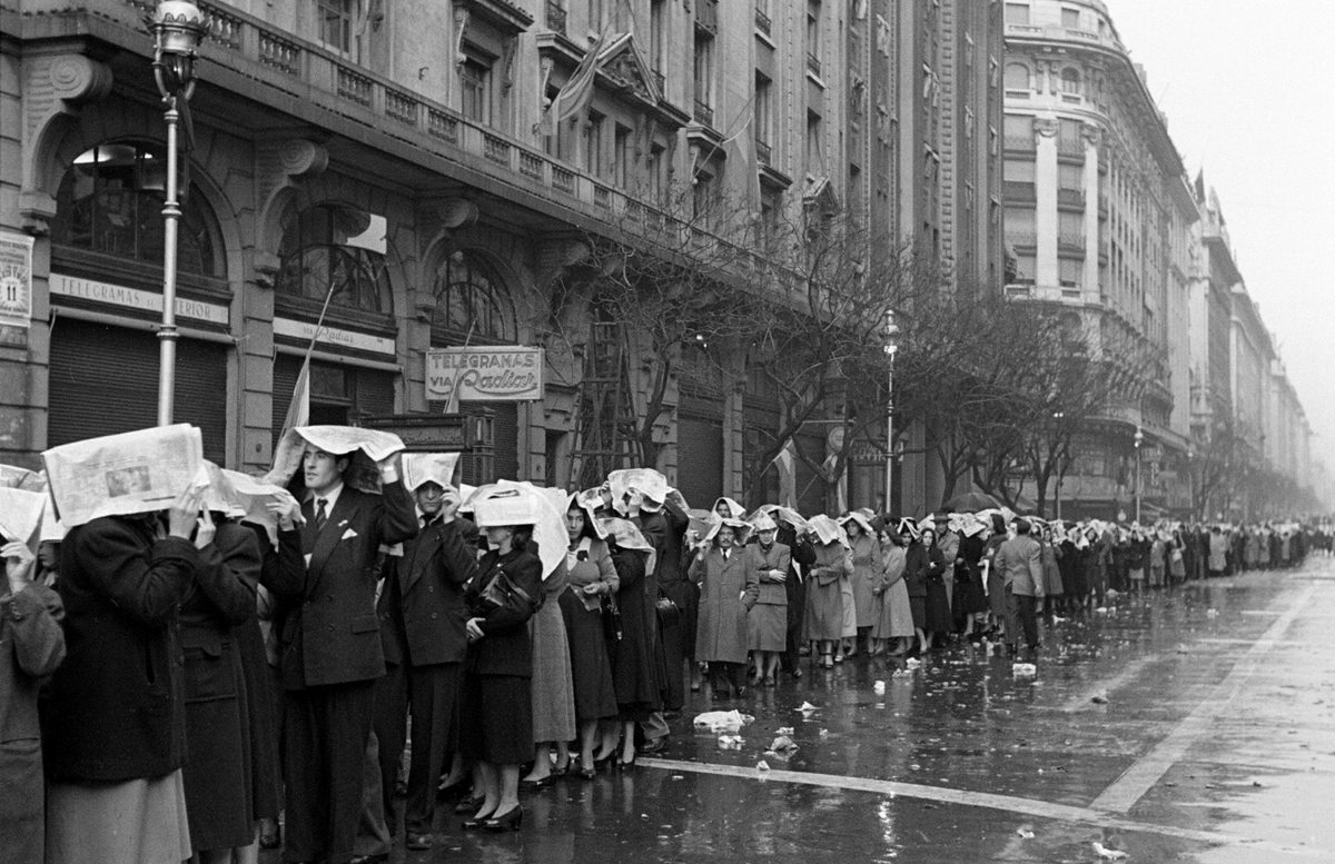 OldArg1810's tweet photo. Fotografías que ilustran los homenajes que se realizaron por el fallecimiento de Eva Duarte de Perón, en los días posteriores a su muerte, el 26 de julio de 1952, hasta el funeral que se organizo el 11 de agosto del mismo año. 1/5 https://t.co/HisKdHOYXl