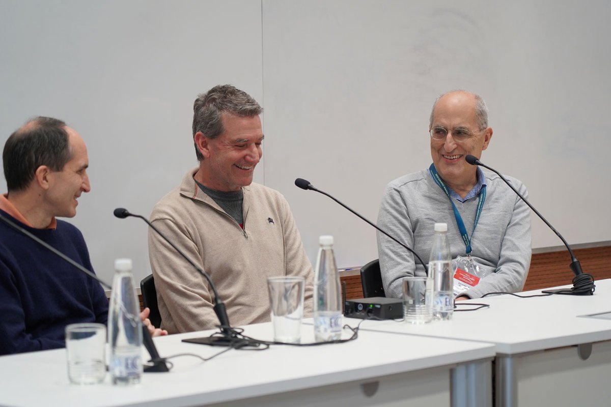 Fisica_UBA's tweet image. Horacio Casini, Juan Maldacena, Tadashi Takayanagi y Edward Witten discutiendo temas de frontera de física teórica en el cierre de la Escuela Giambiagi 2025.
¿Cuáles son las pistas hacia la gravedad cuántica? ¿Qué nos dicen sobre ella los agujeros negros? ¿Cuál es el estatus de…