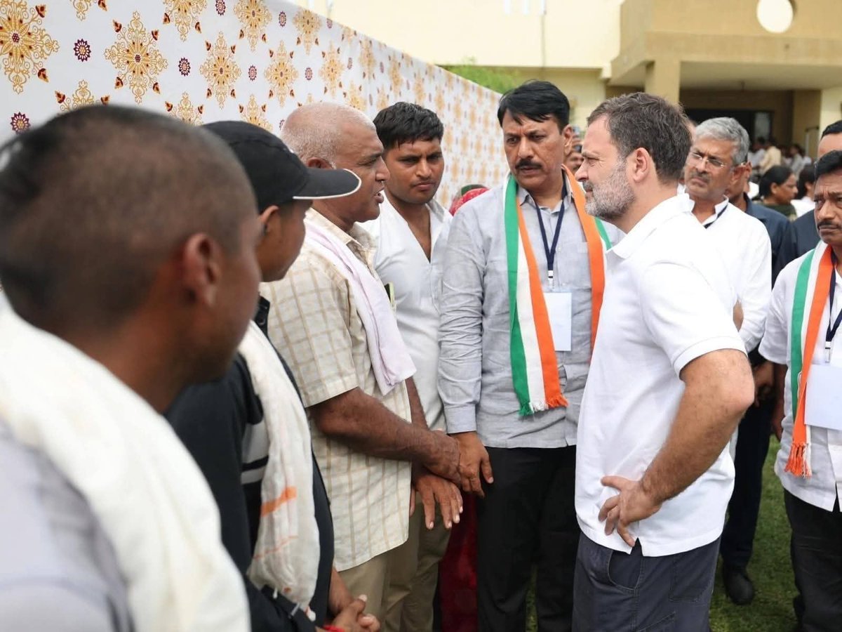 AmitChavdaINC's tweet image. सरकार की लापरवाही से गिरे गंभीरा ब्रिज के हादसे में जान गंवाने वाले लोगों के परिजनों से लोकसभा में विपक्ष के नेता श्री @RahulGandhi जी ने मुलाकात कर सांत्वना दी और हर संभव मदद का आश्वासन दिया।