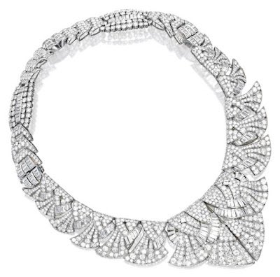 Joyasconhistor2's tweet image. Tiara/Collar perteneciente a la Princesa Karima Halim Al-Taj. Creada por Cartier, circa 1930, se puede usar como tiara, collar, brazalete e incluso un par de broches
