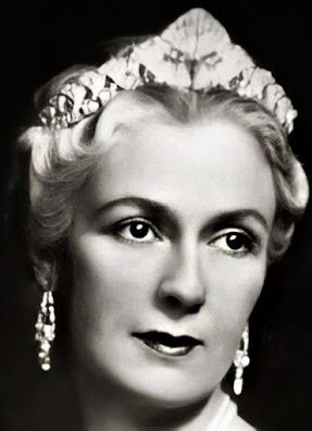 Joyasconhistor2's tweet image. Tiara/Collar perteneciente a la Princesa Karima Halim Al-Taj. Creada por Cartier, circa 1930, se puede usar como tiara, collar, brazalete e incluso un par de broches
