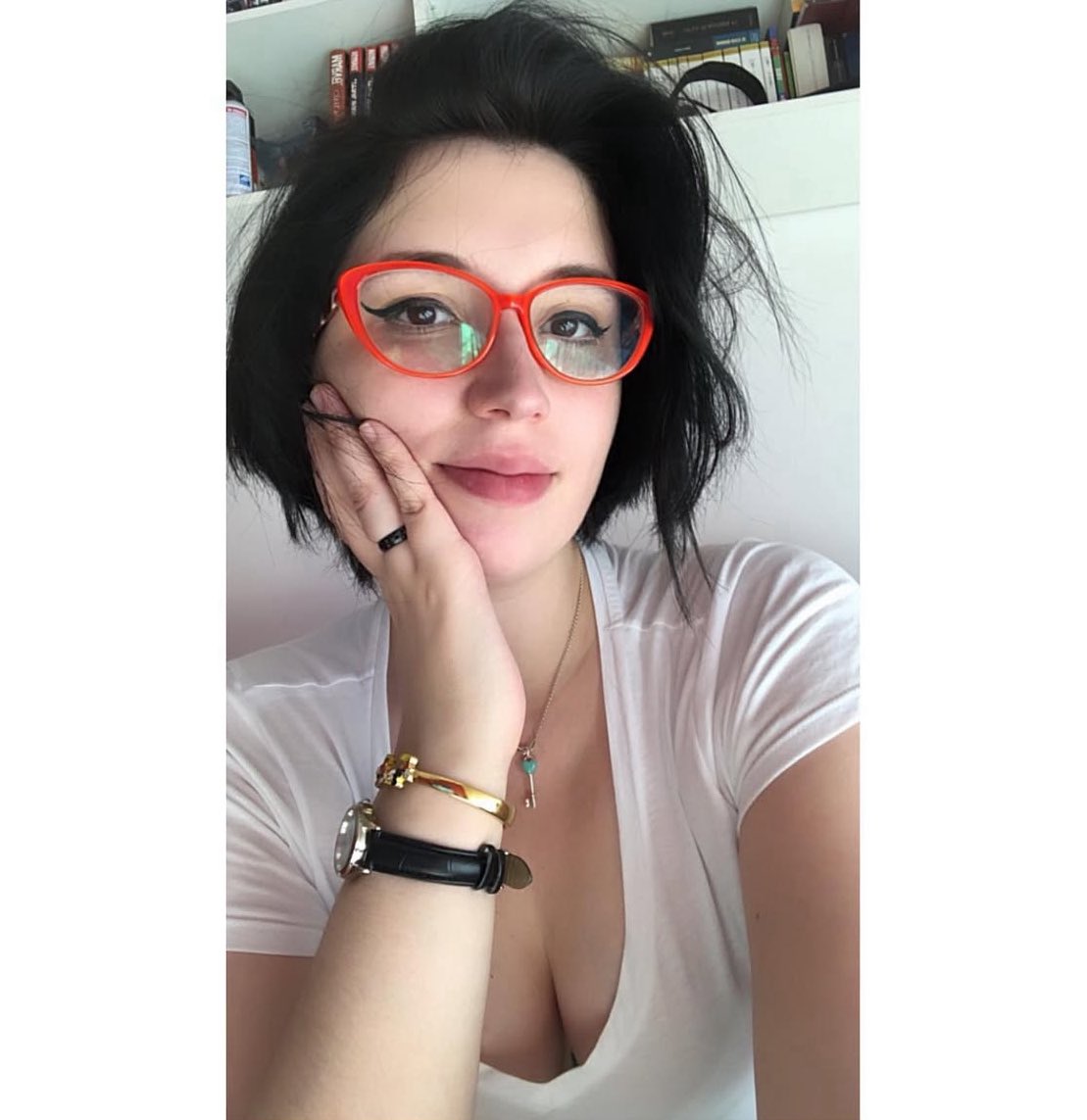 hexlight100's tweet image. The intrusive thought of wanting to cut my hair short like this again and then cry on the mirror missing my long hair