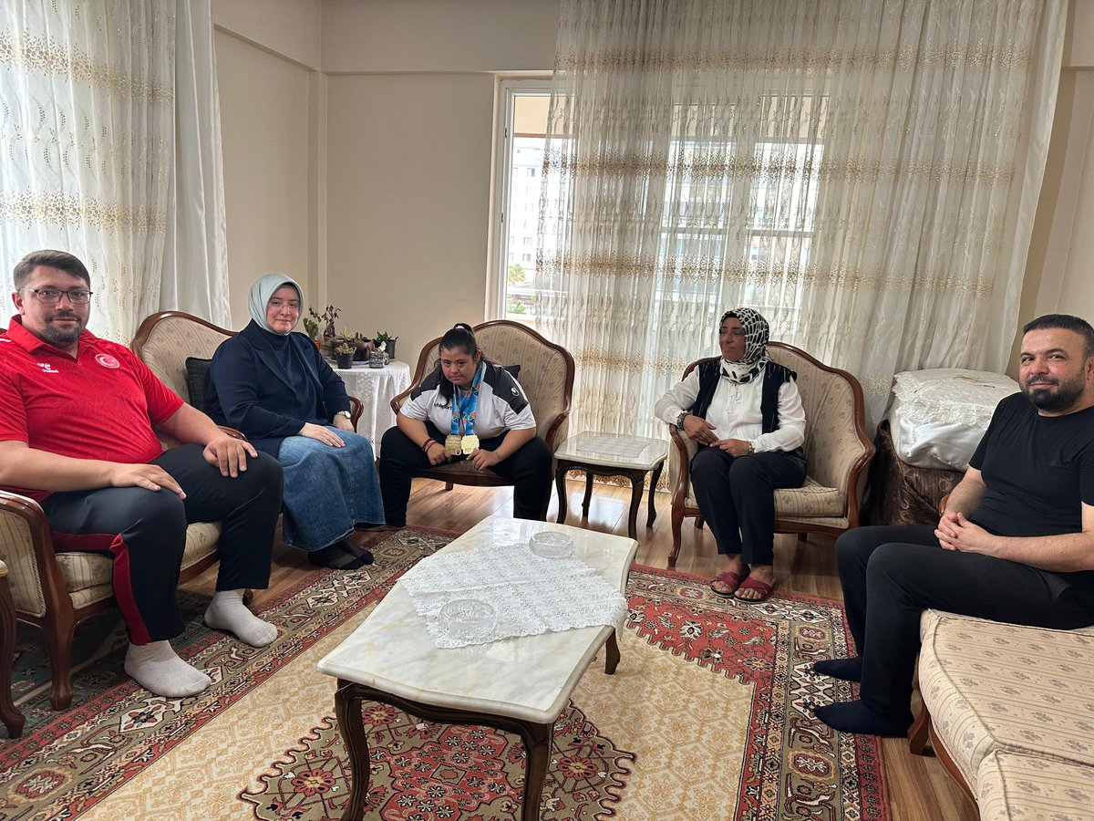 📍Kahramanmaraş/#Onikişubat

İsveç'in Lindesberg kentinde gerçekleştirilen #Down Sendromlular Avrupa Judo Şampiyonası 78 kiloda Avrupa Şampiyonu olan Zeynep Sude Bilginer’i ziyaret ettik. Güzel evladımızı tebrik ediyor, emekleri için ailesine ve hocalarına teşekkür ediyoruz…