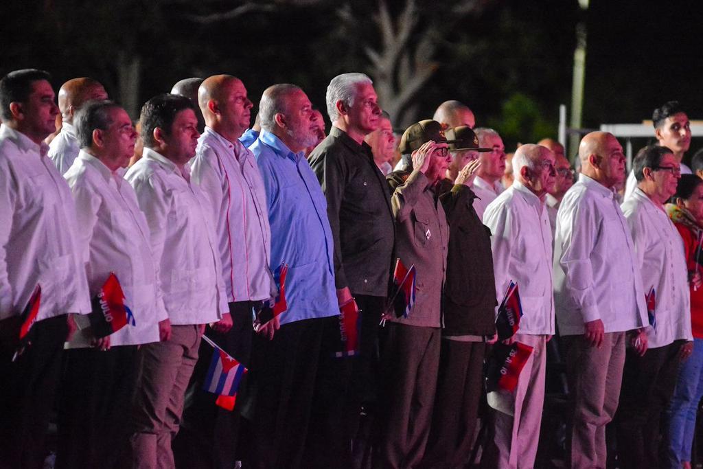 Manuel Jesús Díaz Pérez (@manueljess38772) on Twitter photo 🟥⬛🇨🇺| Ahí está #Raúl, con el pie en el estribo, junto a <a href="/DiazCanelB/">Miguel Díaz-Canel Bermúdez</a> nuestro Primer Secretario del <a href="/PartidoPCC/">Partido Comunista de Cuba</a> y Presidente de la República en el acto por el 26 de Julio en Ciego de Ávila. #DePieYCombatiendo #CubaEstáFirme #TumbaElBloqueo #LaLuchaNoHaCesado #CubaVencerá 🟥⬛🇨🇺| Ahí está #Raúl, con el pie en el estribo, junto a <a href="/DiazCanelB/">Miguel Díaz-Canel Bermúdez</a> nuestro Primer Secretario del <a href="/PartidoPCC/">Partido Comunista de Cuba</a> y Presidente de la República en el acto por el 26 de Julio en Ciego de Ávila. #DePieYCombatiendo #CubaEstáFirme #TumbaElBloqueo #LaLuchaNoHaCesado #CubaVencerá