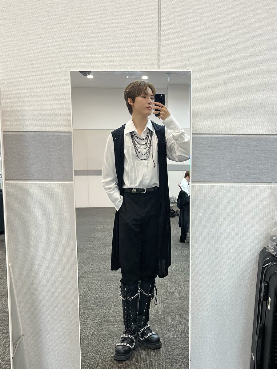 xikerspopbase's tweet image. junghoon blue carpet outfits
