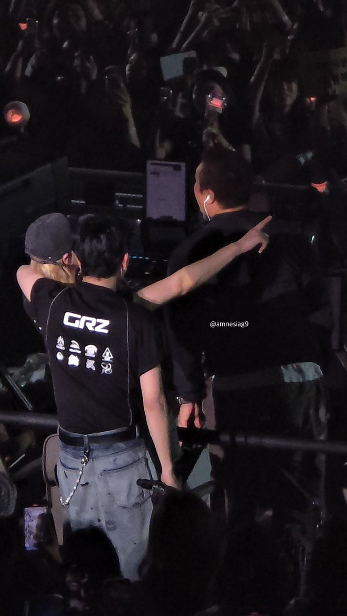 sunscentskies's tweet image. why is this giving the back view of the ceo and head of hr at the coldplay concert