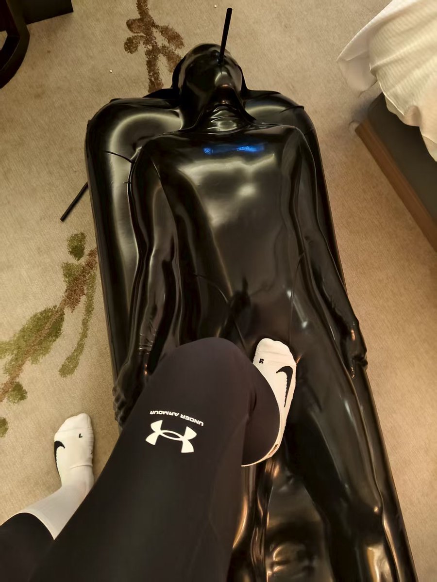 把<a href="/cinnamonboynan/">Nannnnnnn楠</a>装进
<a href="/William_Sumuyu/">白宇（无脑版）</a>的真空床里面，然后狠狠的踩骚狗的狗鸡巴，骚狗不停的发出发骚的声音～
#真空床 #SM #调教