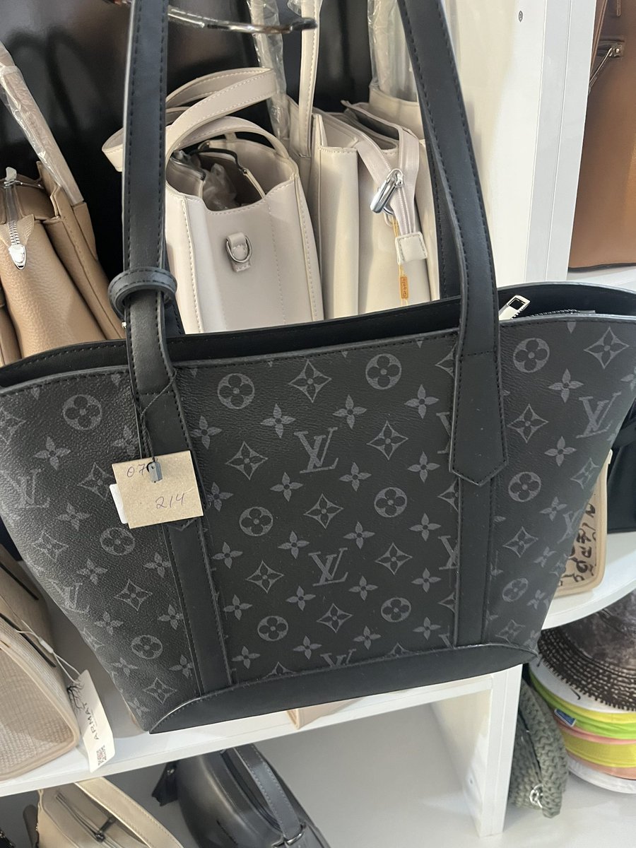 srtidama's tweet image. Girls, run to Armenia to get Louis Vuitton bags for 12€🤭🤭