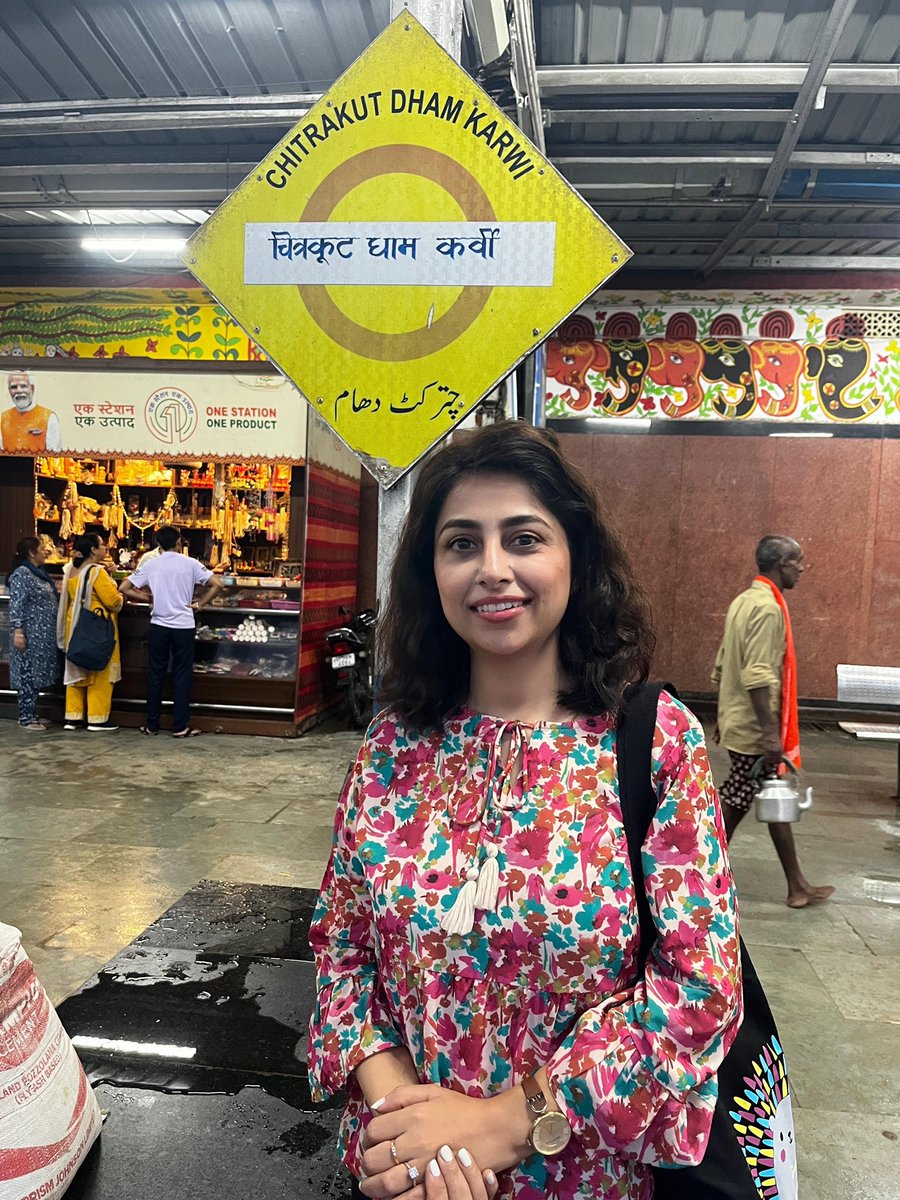 ShaliniKTiwari's tweet image. चित्रकूट के घाट पर, भई संतन की भीर,
तुलसीदास चंदन घिसे, तिलक करे रघुवीर