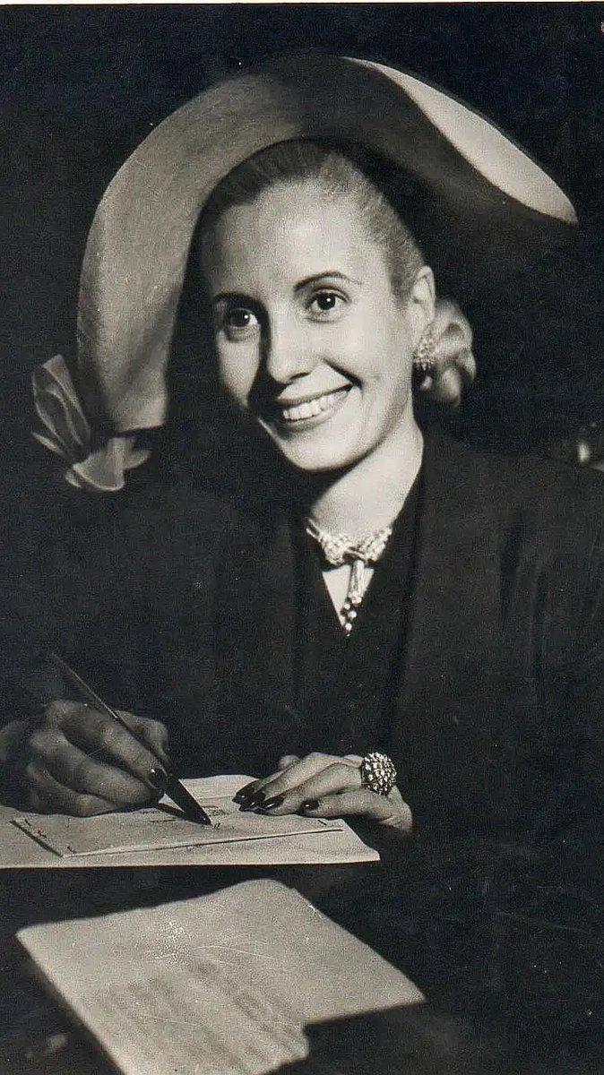 Fue un instante, a las 20:25 del 26 de julio de 1952. 

El pueblo se abrazó en un sollozo unísono, con el dolor de los que no tenían nada y tuvieron esperanza y por el amor de los que enarbolamos para siempre su bandera.

Eva Perón había pasado a la inmortalidad.