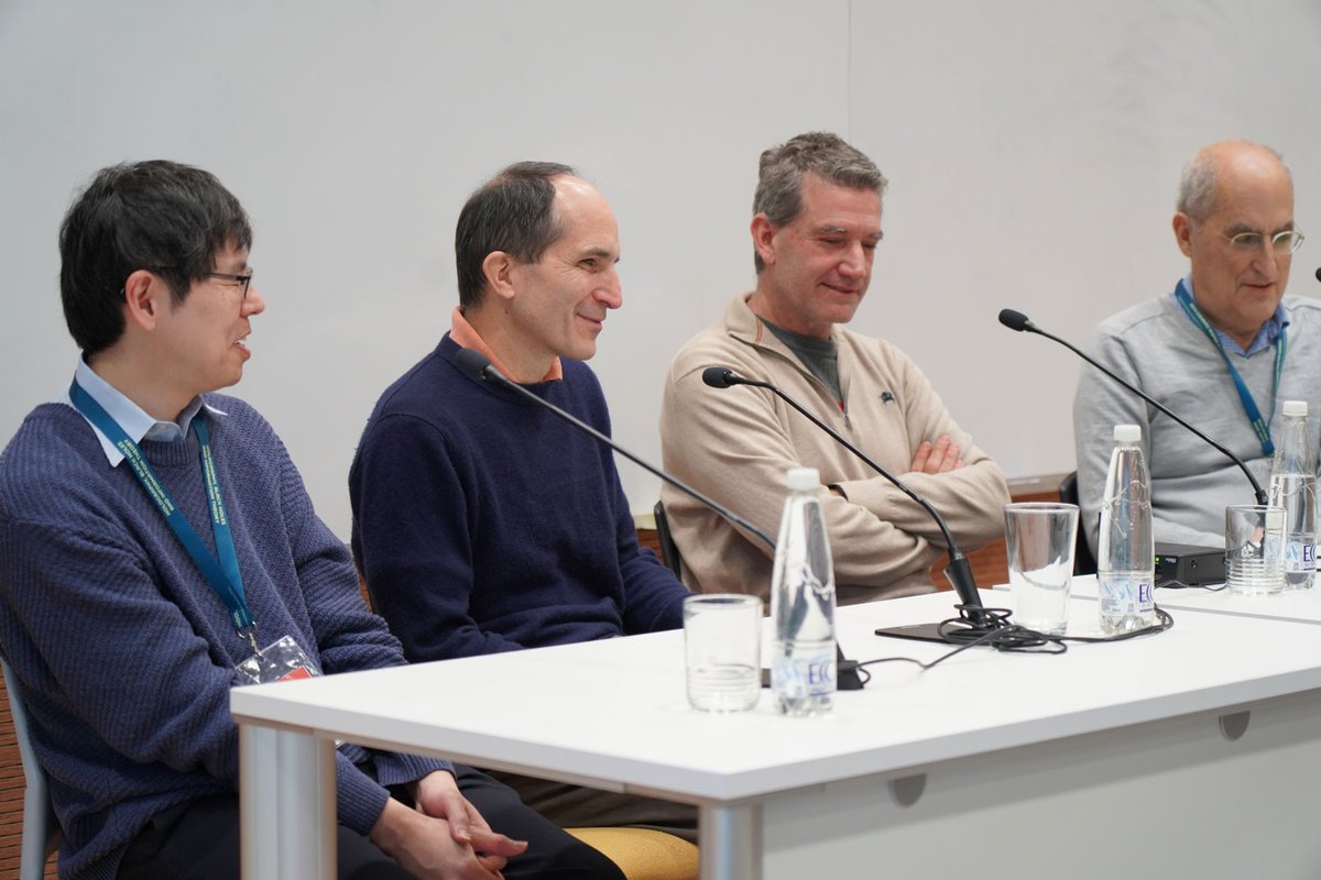 Fisica_UBA's tweet image. Horacio Casini, Juan Maldacena, Tadashi Takayanagi y Edward Witten discutiendo temas de frontera de física teórica en el cierre de la Escuela Giambiagi 2025.
¿Cuáles son las pistas hacia la gravedad cuántica? ¿Qué nos dicen sobre ella los agujeros negros? ¿Cuál es el estatus de…
