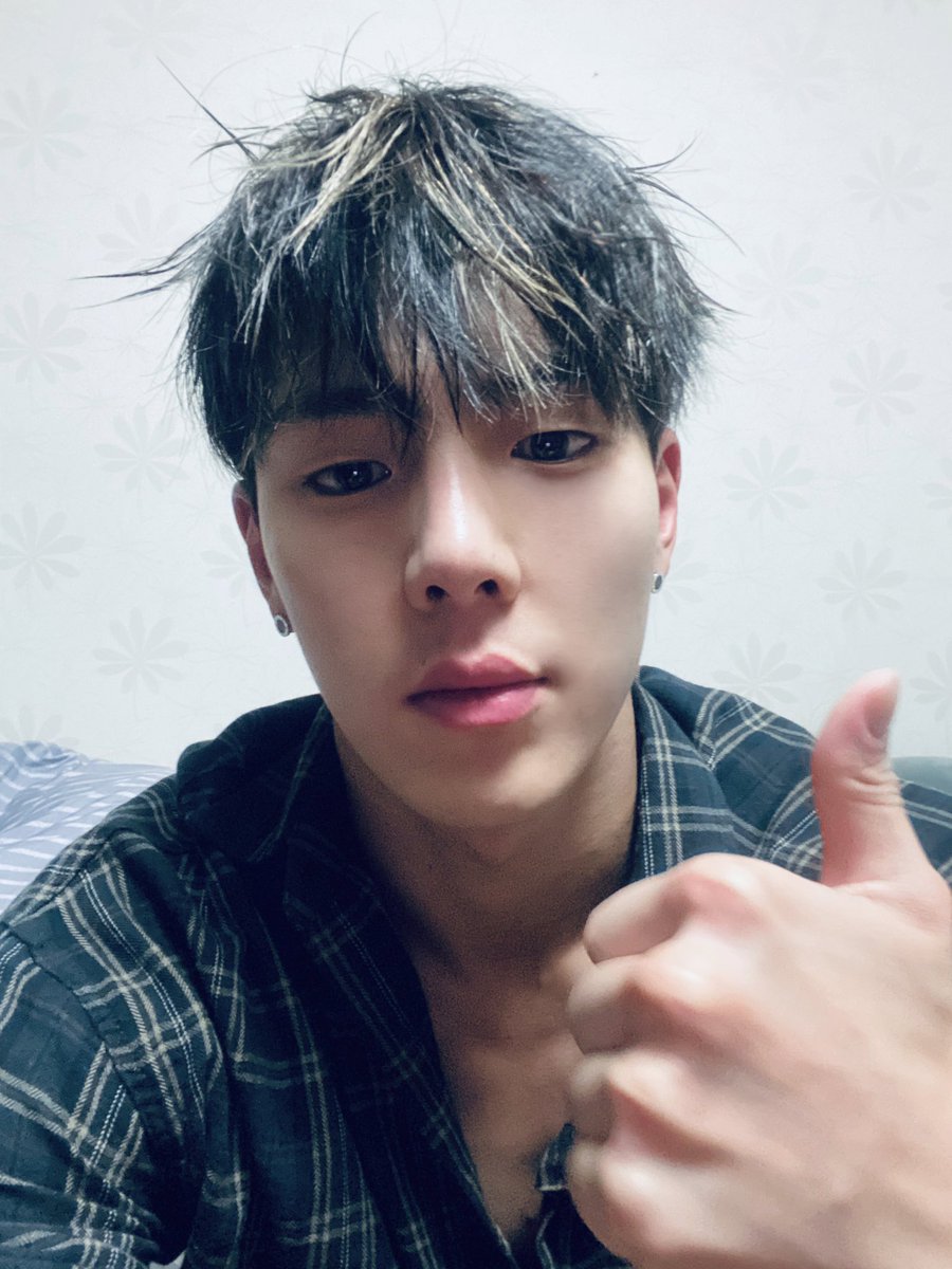 514MONGX2's tweet image. 내가 좋아하는 삐쭉머리 셀카