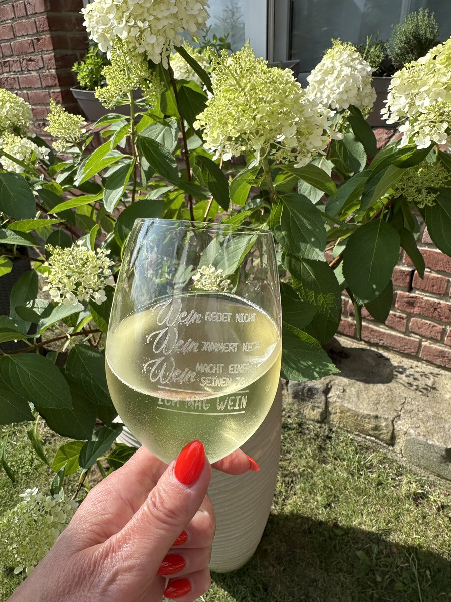 hedyundolaf's tweet image. Wenn man keine Lust auf einen Wein hat, muss man eben zwei trinken 🍷🍷😉🤣🤣🤣🤣🤣
#fump und Prost ihr Lieben 🫶 🥂🍻🍹🍸🥃🍷🤣🤣🤣🤣