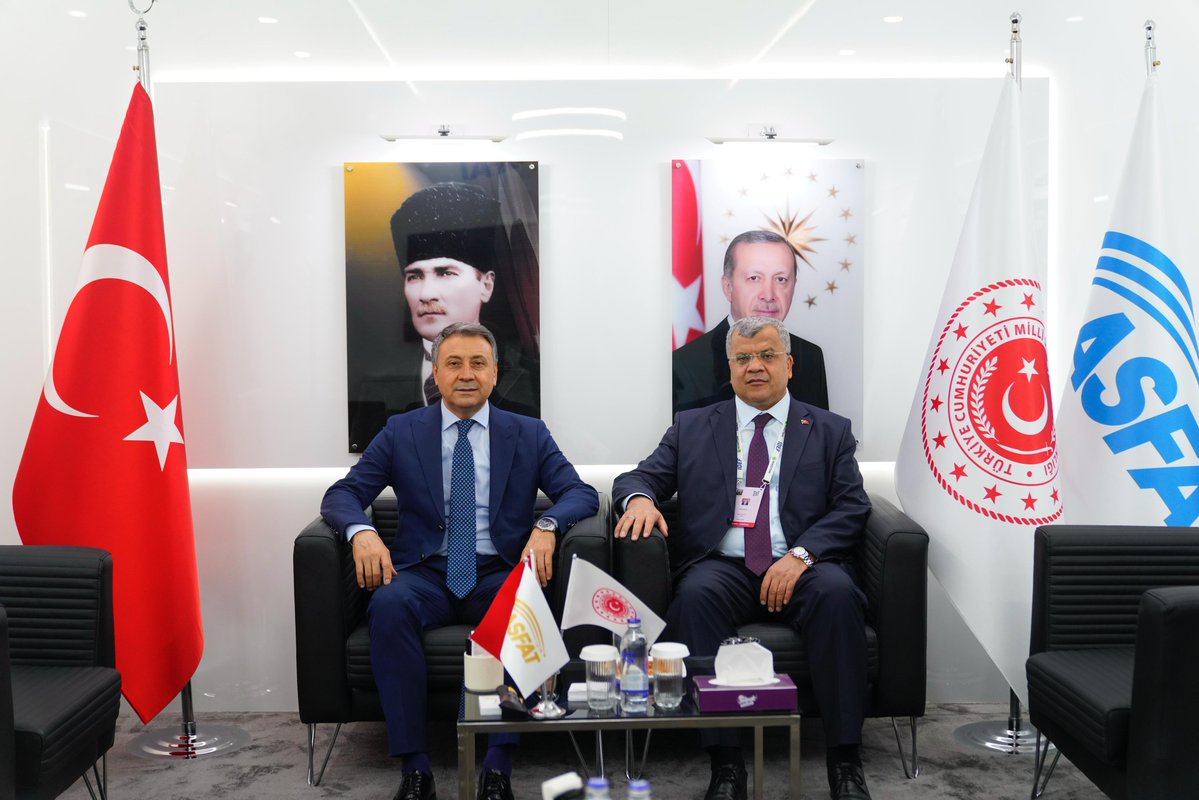 MSB_ASFAT's tweet image. Millî Savunma Bakan Yardımcılarımız Sn. Şuay Alpay, Sn. Alparslan Kavaklıoğlu ve Sn. Bilal Durdalı IDEF 2025 kapsamında standımızı ziyaret ettiler. Kendilerine destekleri ve ziyaretleri için şükranlarımızı sunarız.

@tcsavunma 
#IDEF2025 #ASFAT