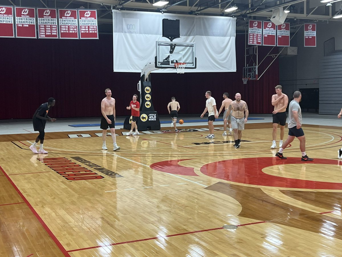 CoachJasonKemp's tweet photo. Great to have some MSUM all-time greats in the gym this morning for wedding day runs!  Congrats to Peyton and Gavin!  👰‍♀️🤵‍♂️
#ROLLDRAGS 🐉 https://t.co/WiDrcJ41Af
