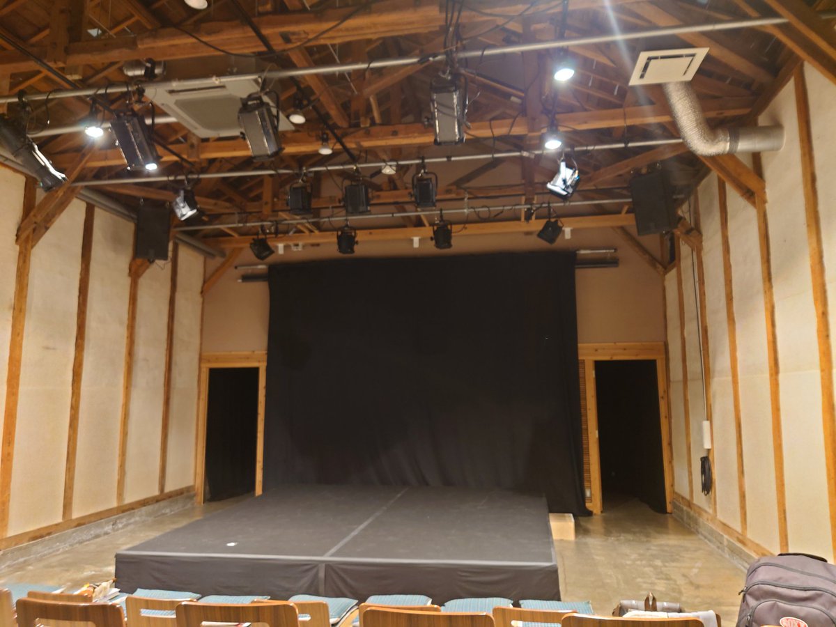 t_haraaki's tweet image. モノローグ演劇会で高知に来ております。昨年大阪の5 min. emotions でお世話になった中内こもるさんのフィールドです。蔵をリノベした建物が多くて、そんな中にあるステキな劇場で公演しています。やっぱり俳優が一番楽しいなあ〜。