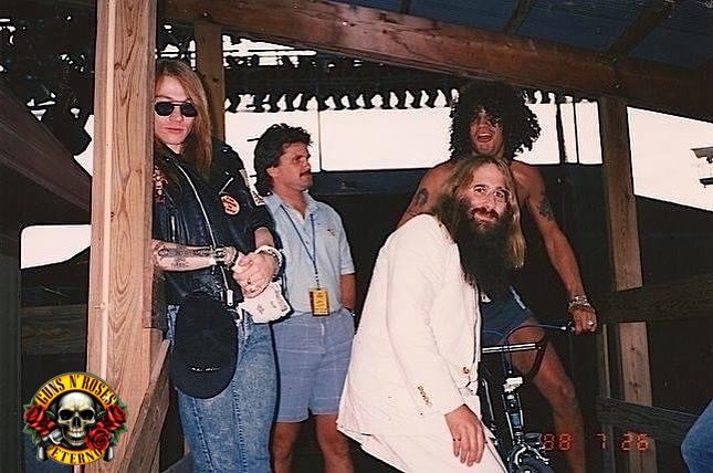 gnreternobr's tweet image. Axl, Slash (de bike), Doug Goldstein e John Kalodner no backstage de um dos shows que o GN’R abriu para o Aerosmith, em Bonner Springs 🇺🇸 26 de julho de 1988
📷 crédito ao fotógrafo
#GunsNRoses #GnFnR #AxlRose #Slash