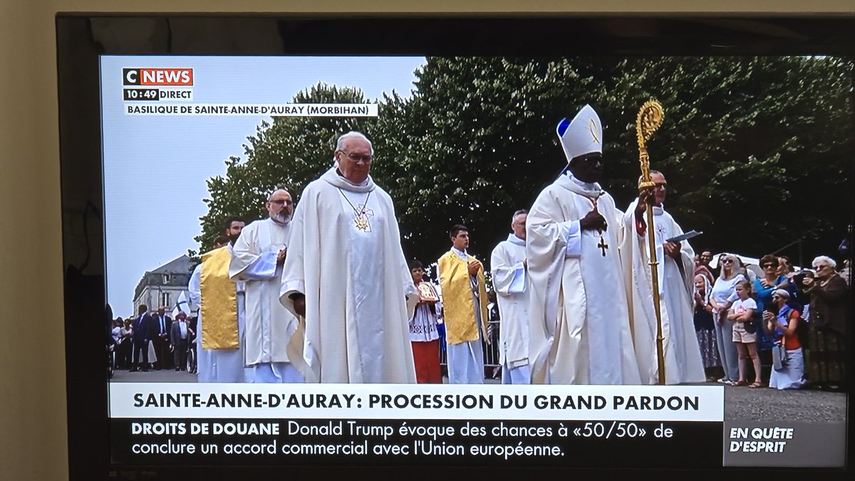 infoscathos's tweet image. La foule pour accueillir le Cardinal Sarah, envoyé spécial du Très Saint-Père à Sainte-Anne d'Auray pour les célébrations des 400 ans des apparitions. La Bretagne souhaite la bienvenue au Cardinal Sarah 🙏
#SainteAnne #CardinalSarah