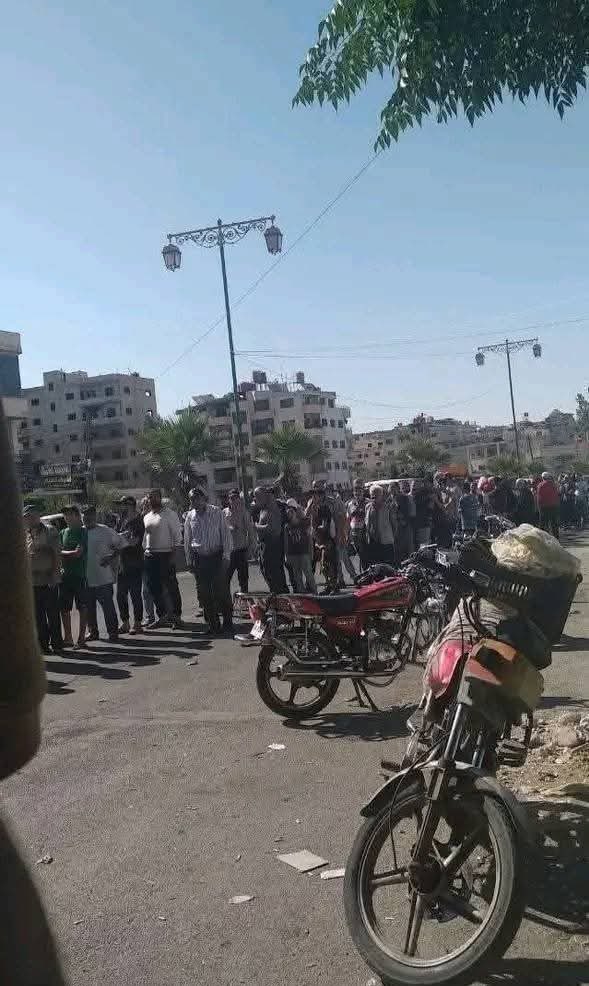 SariHamad6's tweet image. عصابات الهجري هي فرع عن والPkk و عصابة الأسد
لا يهمهم الناس ما دامت مصالحهم محققة
لذا ترى هذه الطوابير بفعل إجرامهم
فقوافل المساعدات تمنعها العصابات وكذلك الخدمات
ولا أحد من الموظفين مستعد الدخول والعمل في بيئة تحكمها عصابة مجرمة