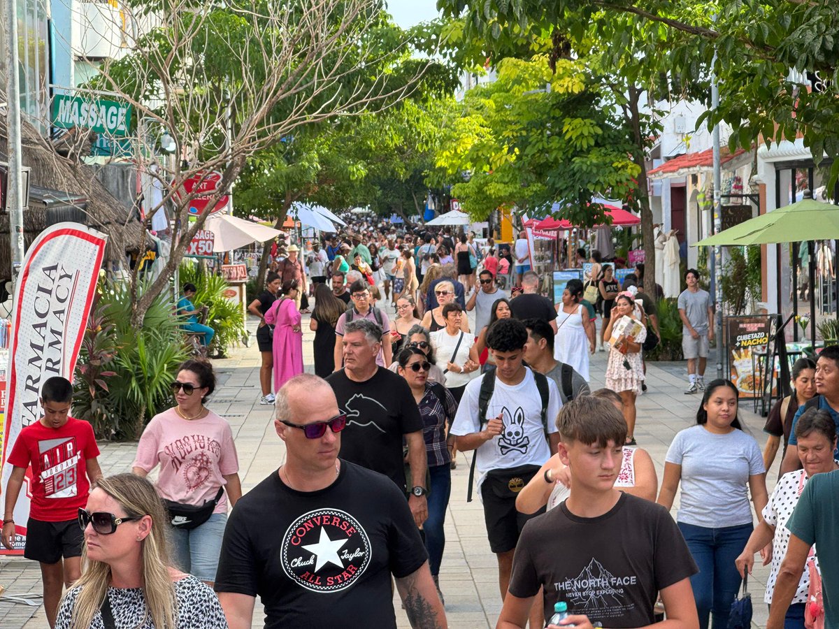 MaraLezama's tweet image. ☀️ Así luce Playa del Carmen en esta temporada vacacional, con miles de visitantes. 🏝️
Seguimos recibiendo con los brazos abiertos a quienes eligen visitar nuestros destinos en este verano. 🌊🏖️ ¡Bienvenidas y bienvenidos! 🤲🏽
