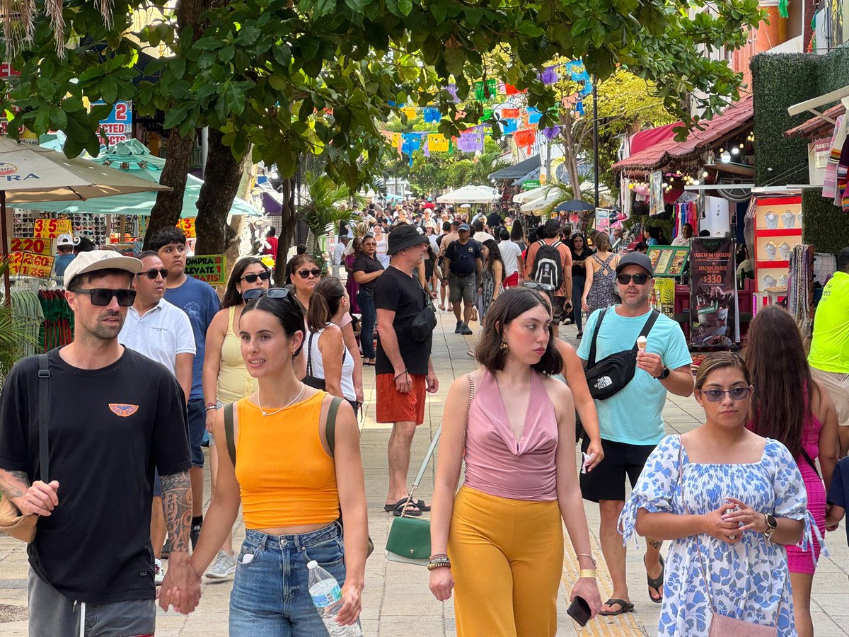 MaraLezama's tweet image. ☀️ Así luce Playa del Carmen en esta temporada vacacional, con miles de visitantes. 🏝️
Seguimos recibiendo con los brazos abiertos a quienes eligen visitar nuestros destinos en este verano. 🌊🏖️ ¡Bienvenidas y bienvenidos! 🤲🏽