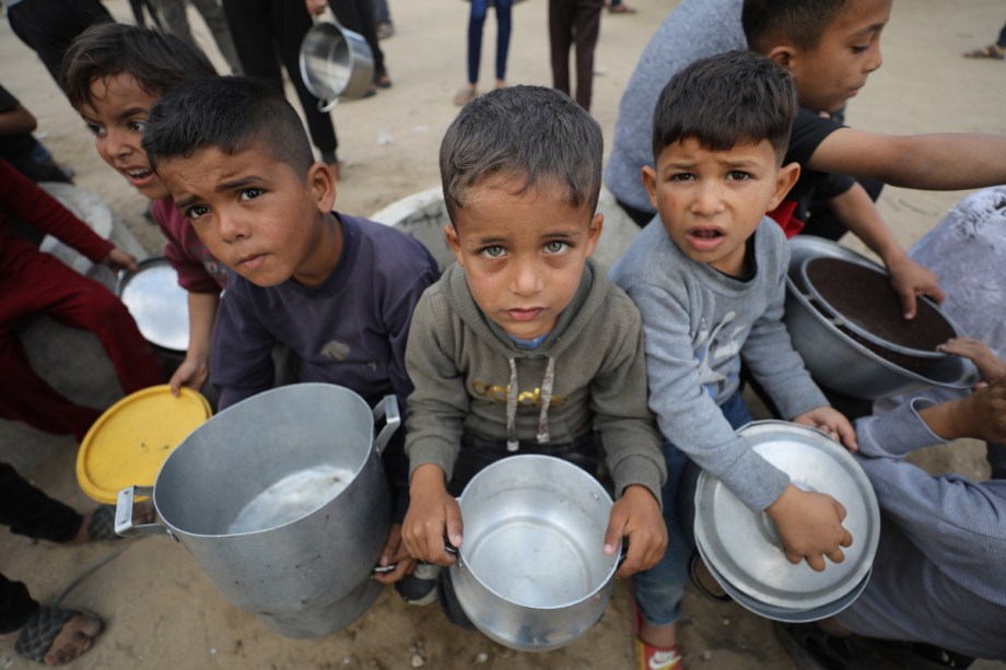 ImamRezaEN's tweet image. How can eyes that cry for Hussain (as) watch with indifference as Gaza is being starved?!
