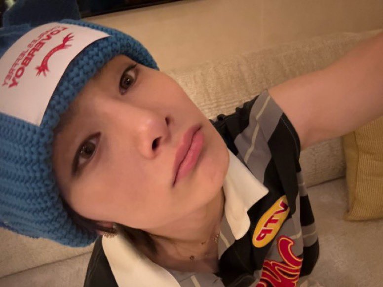 princehoneys's tweet image. if he keeps looking at me like that i’m gonna have to kiss him