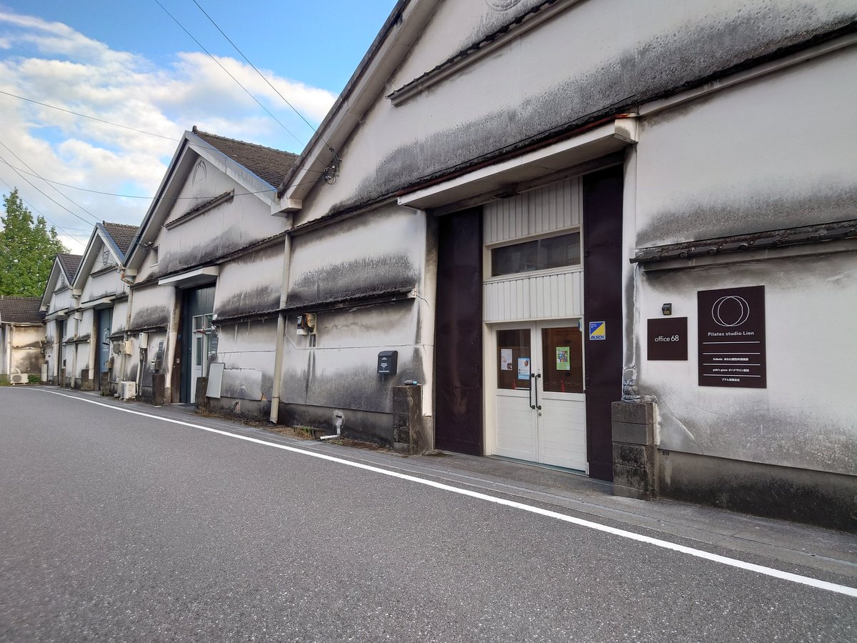 t_haraaki's tweet image. モノローグ演劇会で高知に来ております。昨年大阪の5 min. emotions でお世話になった中内こもるさんのフィールドです。蔵をリノベした建物が多くて、そんな中にあるステキな劇場で公演しています。やっぱり俳優が一番楽しいなあ〜。