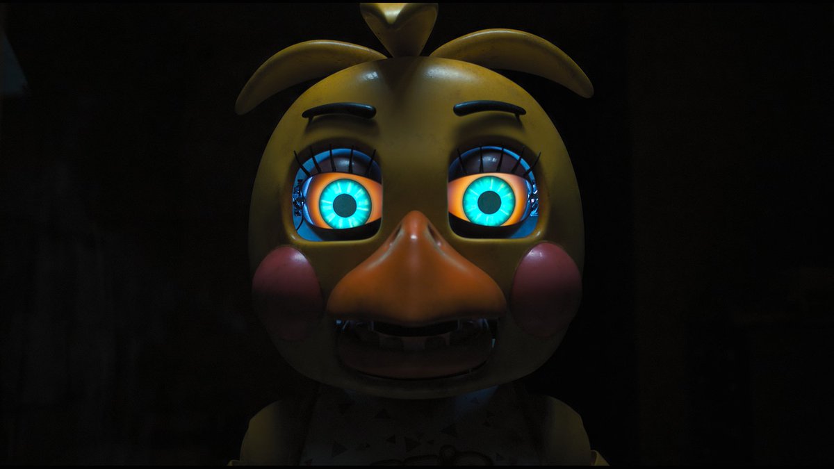 Freddys_Brasil's tweet image. 👀 No trailer de FIVE NIGHTS AT FREDDY'S 2, vemos Abby cercada por seus desenhos... e um deles mostra ninguém menos que a Toy Chica, mas sem o bico e com olhos vazios! 

⁉️ Será que é só uma referência (como nos créditos do primeiro filme)?

⁉️ Ou será que a Abby (e a gente!) vai…