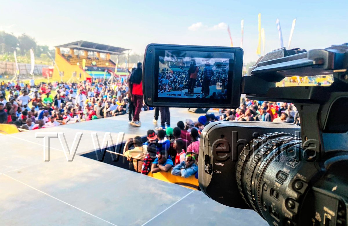 tvwestUG's tweet image. Turi aha #Ekinihiiro MIRA NKWONGYERE
Tutegyereize eshaaha zihikye omwana waitu, @tpaul256, atucamure.
#RadioWestAt26
Cc: @mtnug, @PepsiUganda , @Nyakayojosacco, SOLAR TODAY, GOLDEN CHOICE Spare Parts, Wendi, Kakatumba Academy.