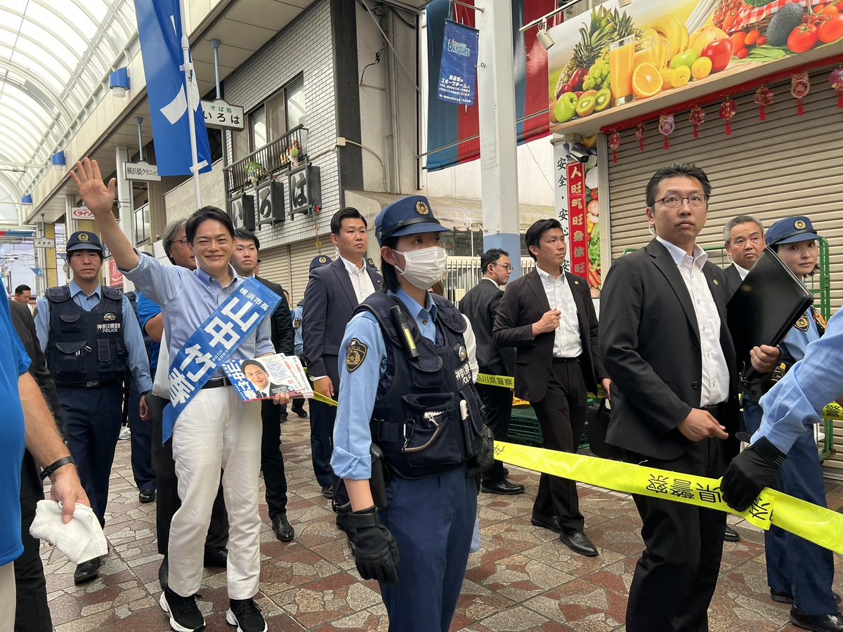 kamome202202's tweet image. 横浜橋商店街の山中市長の街宣は自民党も支持したため三原じゅん子議員が応援に入り、大臣ということで沢山の警察官が動員され通路が溢れてしまいました。警官多すぎです。#横浜市長選