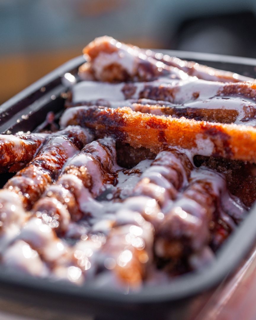 Sweet, crispy, and dusted to perfection 🍫✨

Get ready to fall in love with every bite of our Churro Fries!

#frydayfoodtruck #loadedfries #churrofries #frytastic #lafoodies
