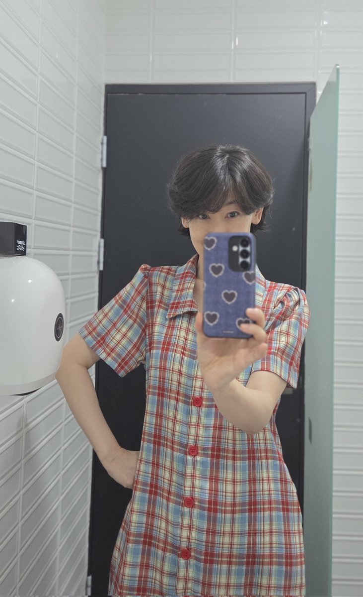 남편 스트레스 가득한 머릿속 좀 비워줄 겸 엄마한테 응개 맡기고 데이트 하고 왔다.
노래방 화장실에서 거울셀카 한컷.
오늘은 '청춘만화' 안틀리고 제대로 불렀다. 신난다 재미난다.