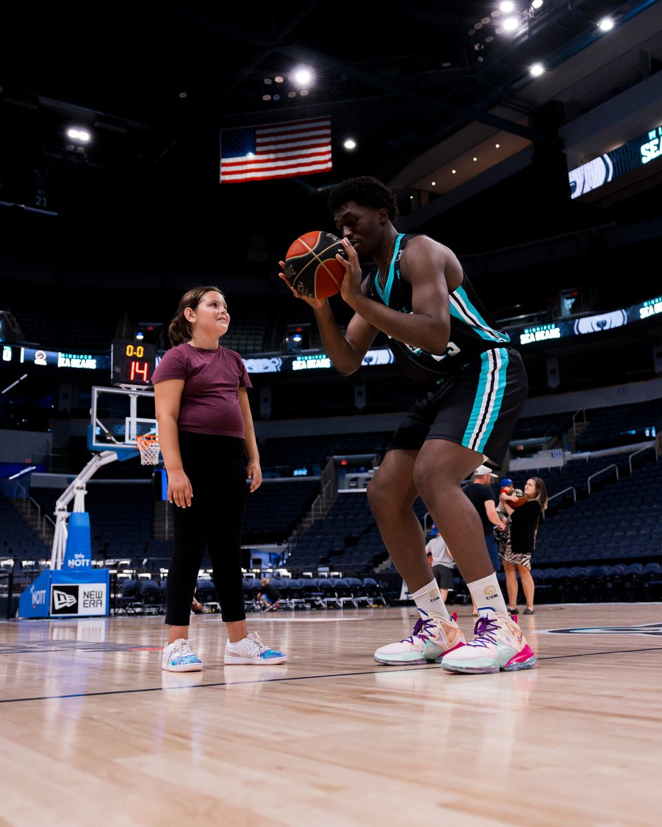 wpgseabears's tweet image. Some wholesome content for your Saturday morning scroll 🥹
Families from the @DreamFactoryMB joined us on Wednesday after practice to meet the team and shoot hoops 🏀
Thank you for joining us! We loved having you 🩵