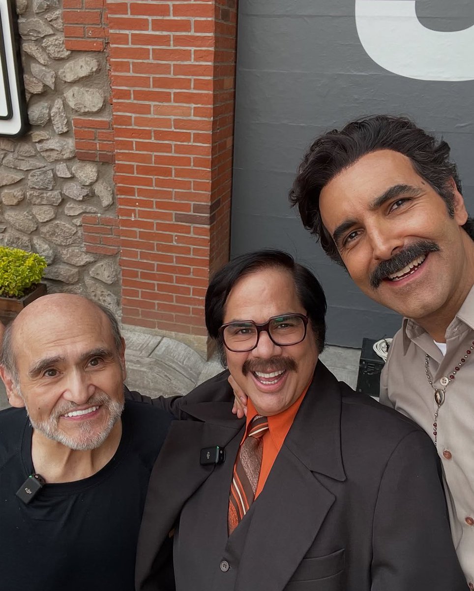 HBOMaxBrasil's tweet photo. Pra gente que cresceu com esses personagens, essas fotos do set de filmagens pega diferente, né? #Chespirito: #SemQuererQuerendo, só na HBO Max. https://t.co/hLiLI44iBc