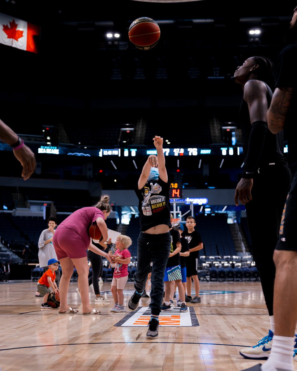 wpgseabears's tweet image. Some wholesome content for your Saturday morning scroll 🥹
Families from the @DreamFactoryMB joined us on Wednesday after practice to meet the team and shoot hoops 🏀
Thank you for joining us! We loved having you 🩵