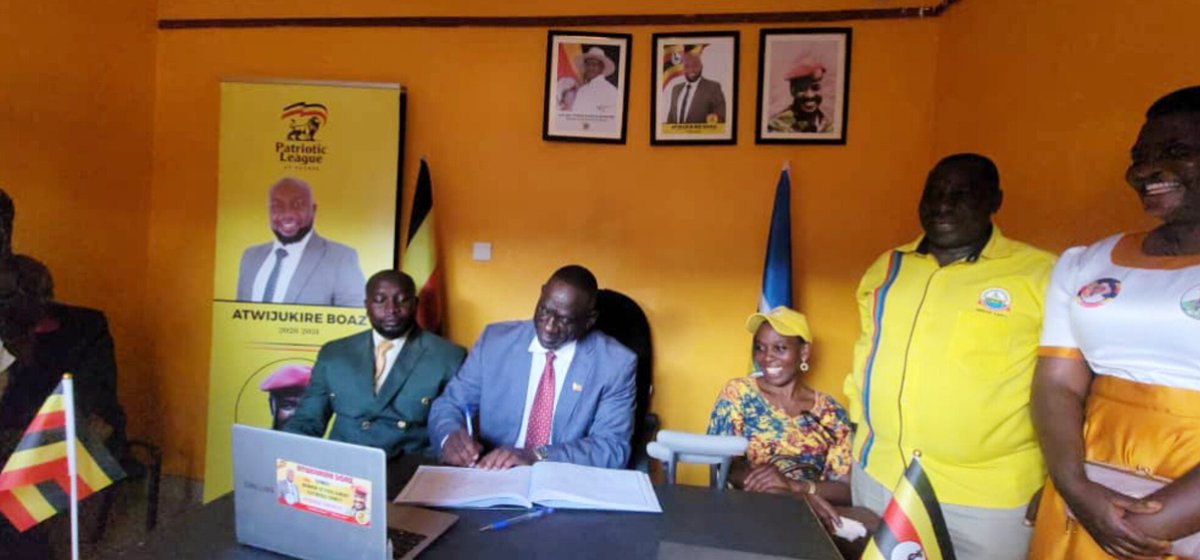 VKaterera's tweet image. #update.The Director of mobilisation patriotic league of Uganda Hon Mawanda Michael has today opened the office of PLU in katerera -Rubirizi District in western Uganda where he represented the chairman of patriotic league of Uganda.
@mkainerugaba
@Plumedia1
@DaudiKaband