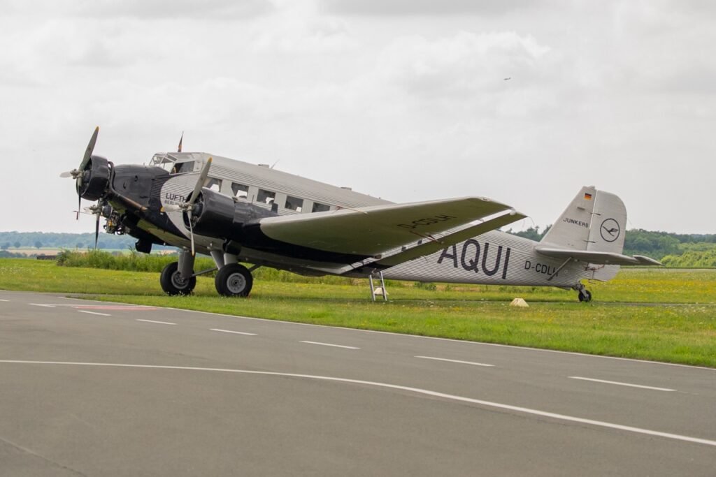 sentandoapua's tweet photo. Histórico avião trimotor Ju 52 está pronto para ser levado ao novo Centro de Visitantes do Grupo Lufthansa - Aeroin - https://t.co/ZfckUDpgfx
#aviação #historia #transporte #Ju52 #Alemanha #Lufthansa @aero_in https://t.co/7e4dMawncj
