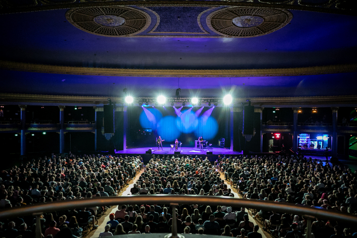 therave's tweet image. Nothing better than a seat and some good ole metal π€ If you missed @benburnleyBB of @breakingbenj Unplugged, don't worry! @sevendust is performing a seated, acoustic set at The Rave / Eagles Club on Saturday, November 29th! πΆ
Reserve your seat here β therave.com/sevendust
