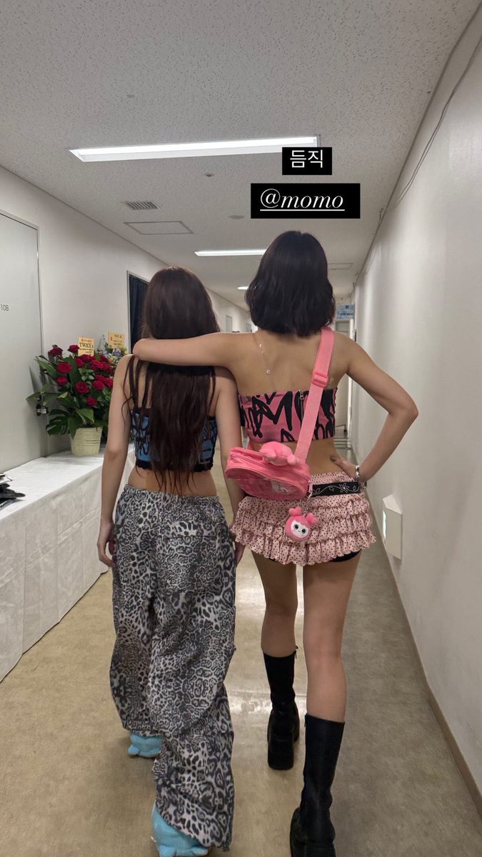 Chienmyoi's tweet image. NaMo’s photo 🥺
Nayeon captioned it “dependable” and then tagged Momo.