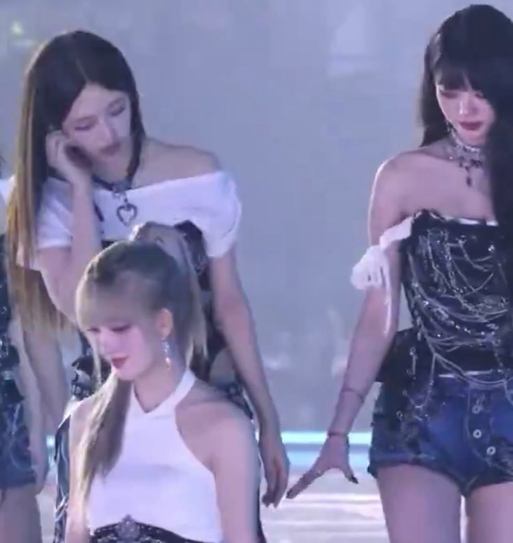 억장이무너진다…………..
내딸이손잡고싶어서눈치를저렇게보는데.. 
#녕짝은진짜다