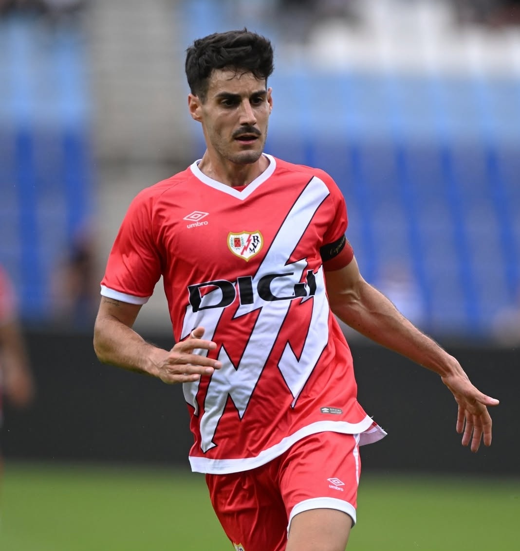 Como indica la cuenta del Rayo Vallecano, Óscar Valentín disputa sus primeros minutos después de ser padre. 

Motivación máxima para una de las leyendas de esta plantilla #LALIGAEASPORTS